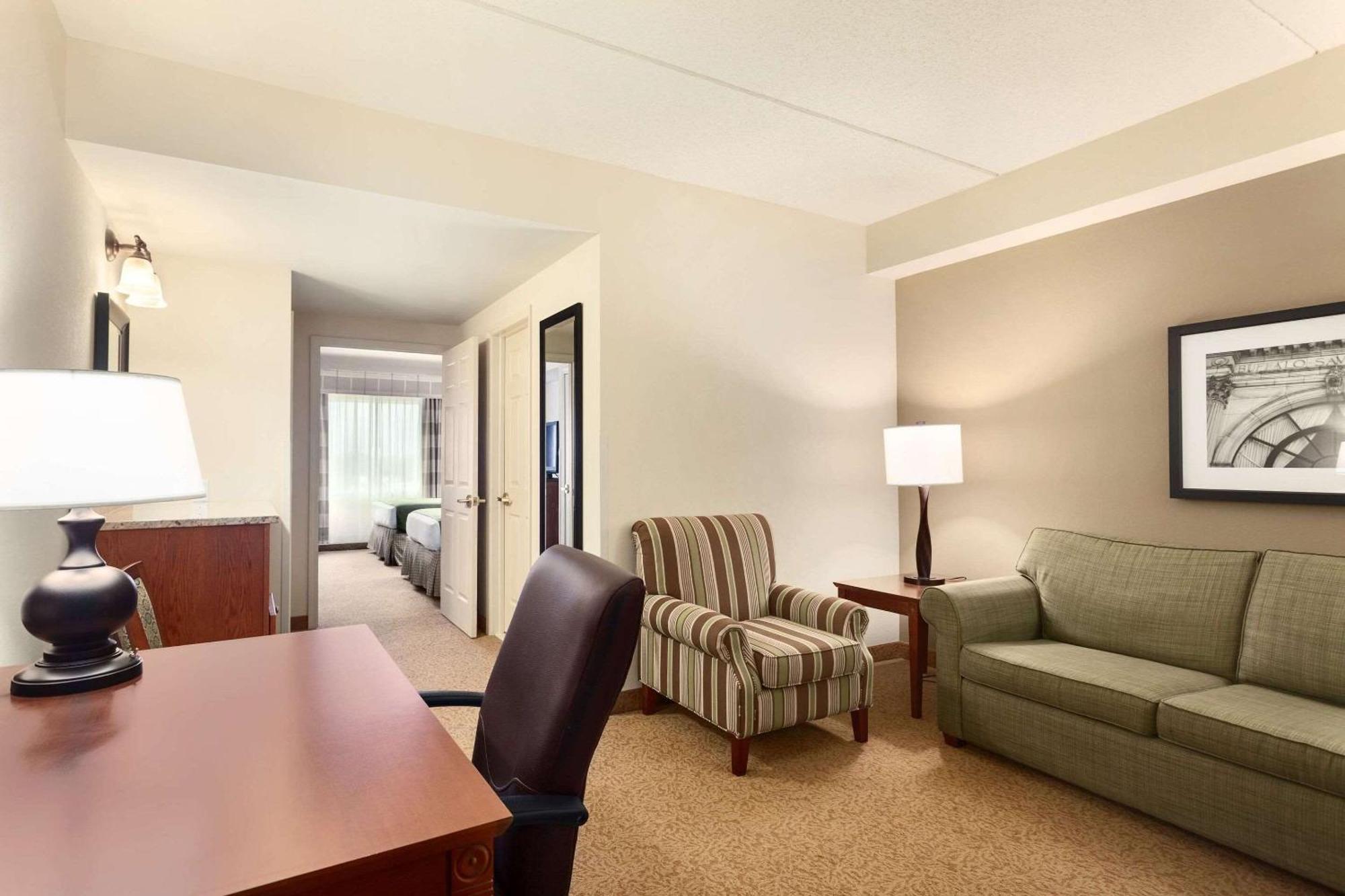 Country & By Radisson, Buffalo South I-90, Ny